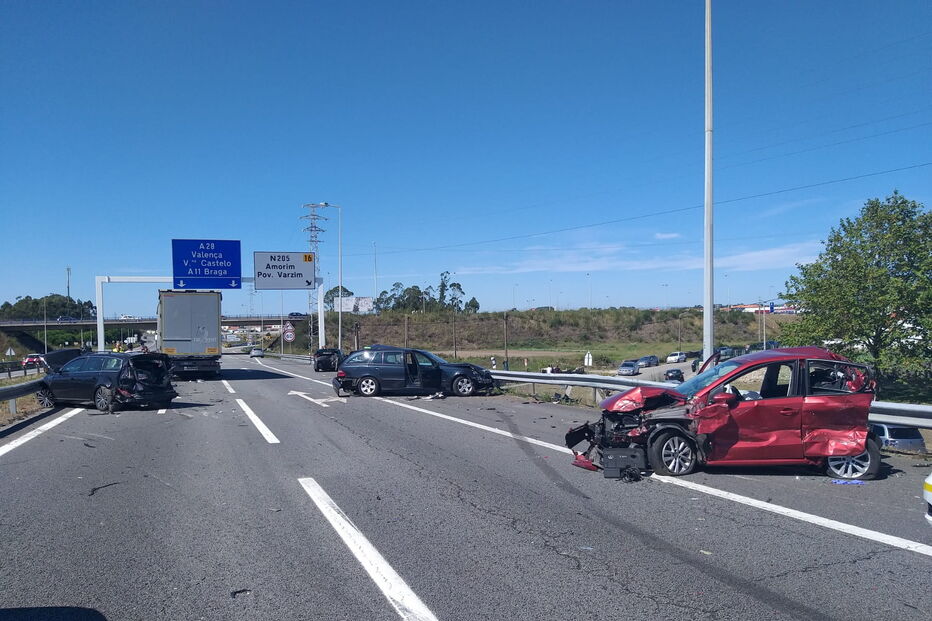 Choque em cadeia faz oito feridos e corta A28 no sentido Porto - Viana do Castelo na Póvoa do Varzim