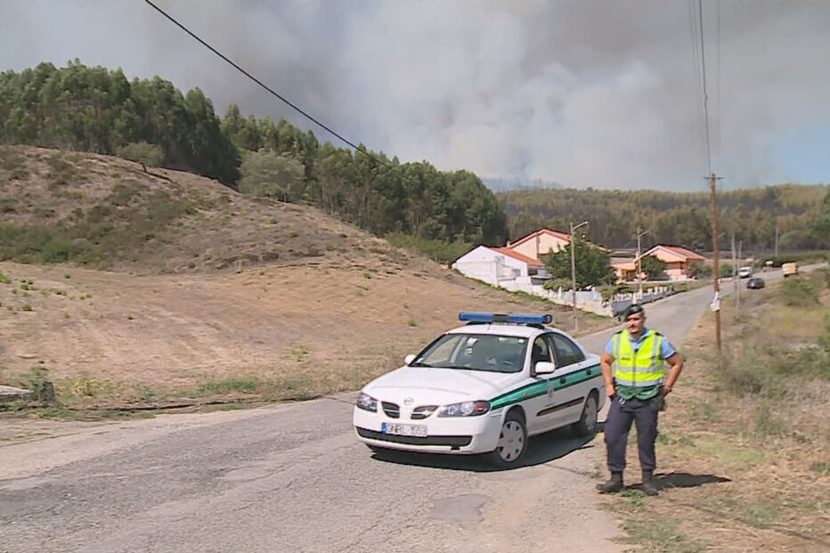 Chamas consomem zona de mato Sobral de Monte Agraço