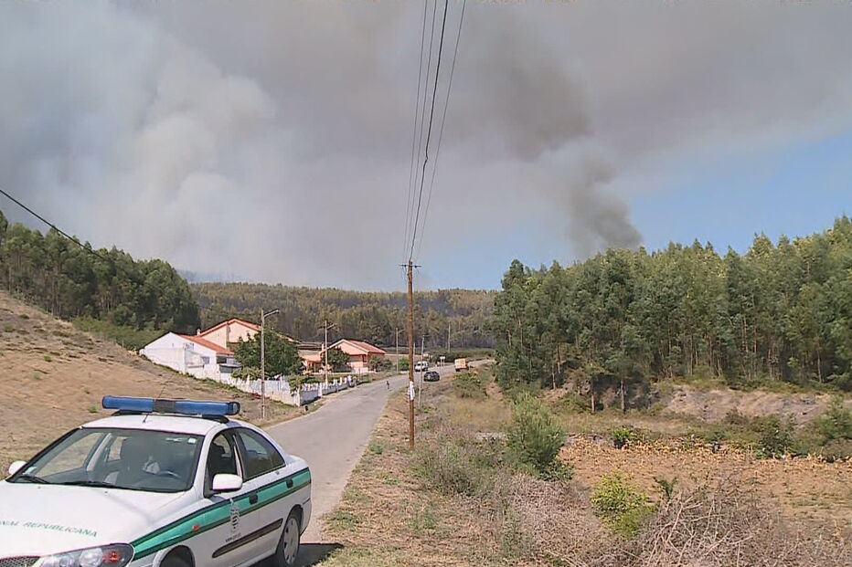 Chamas consomem zona de mato Sobral de Monte Agraço