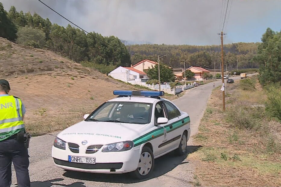 Chamas consomem zona de mato Sobral de Monte Agraço