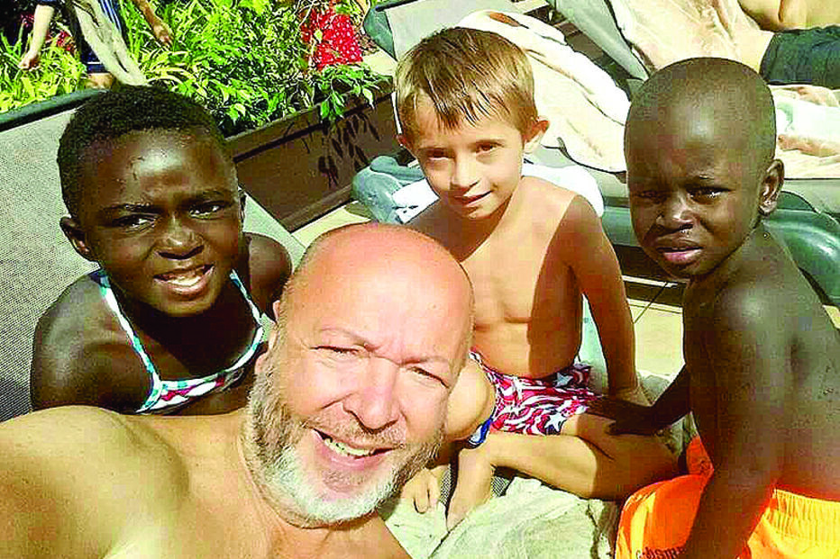 O cabeleireiro com os filhos: Lurdes, de 7 anos, Bernardo, de 8, e Edu, de 4. As crianças não estavam em casa quando o corpo foi encontrado  