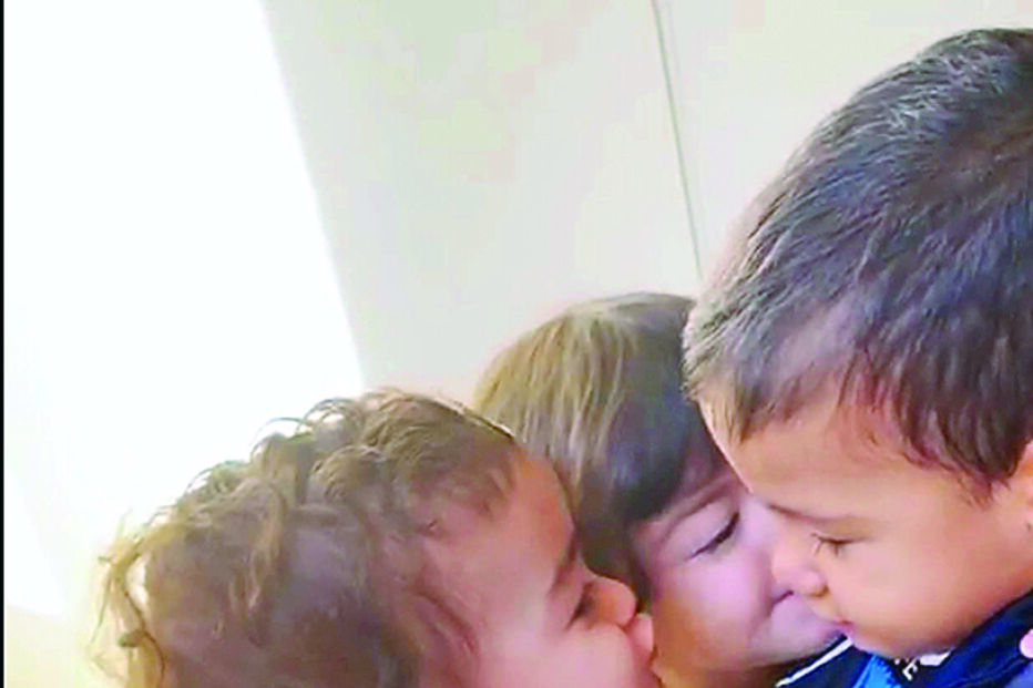 A companheira de Ronaldo, Georgina Rodríguez, partilhou um vídeo ternurento da filha em comum com o craque, Alana, e os irmãos gémeos