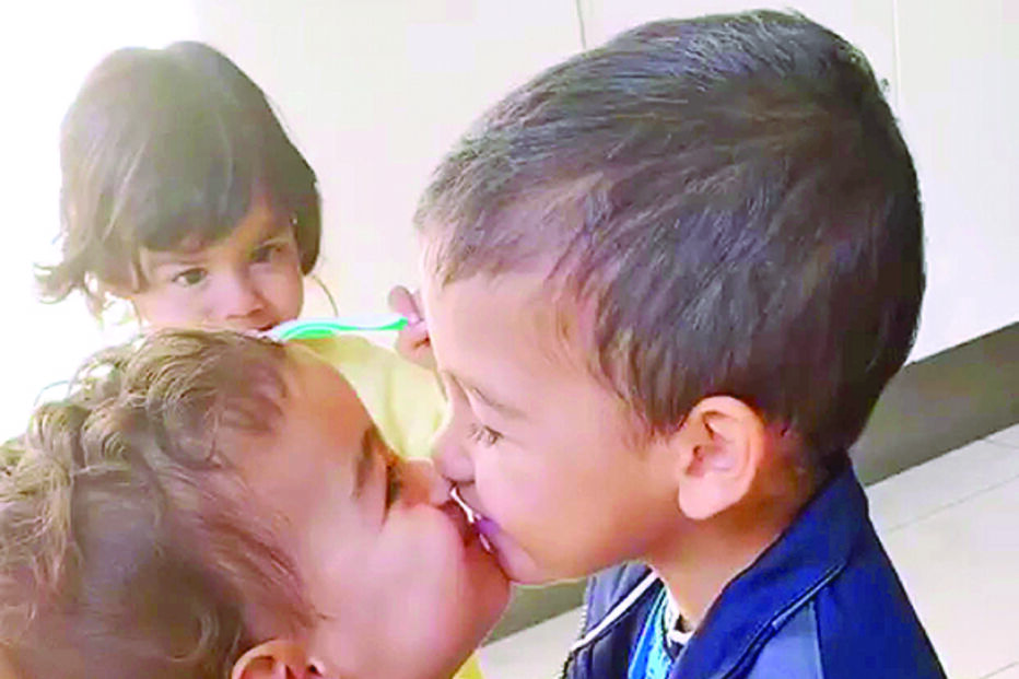 A companheira de Ronaldo, Georgina Rodríguez, partilhou um vídeo ternurento da filha em comum com o craque, Alana, e os irmãos gémeos