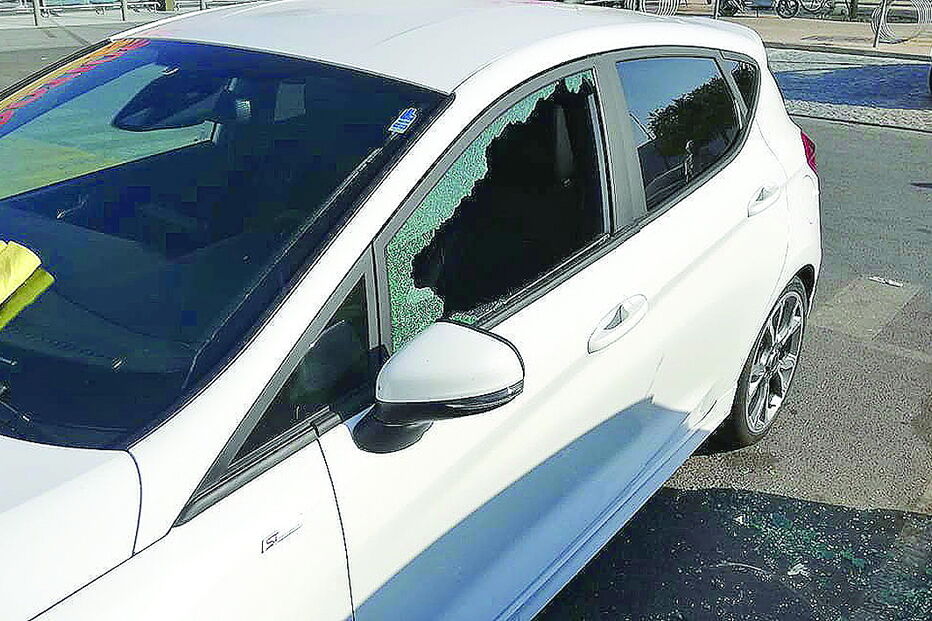 Vidro destruído pelos ladrões  