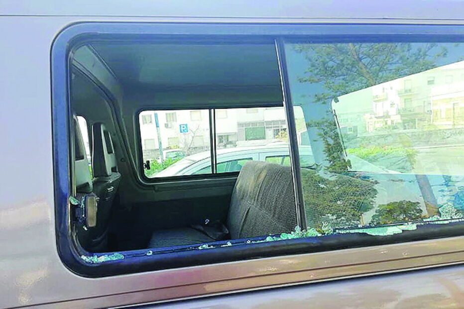 Vidro destruído pelos ladrões  