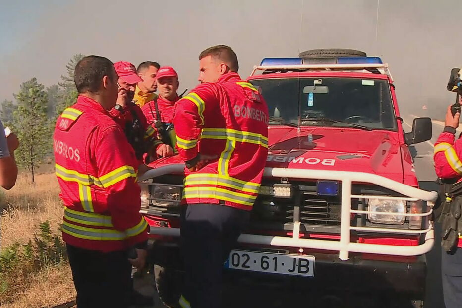 Mais de 300 bombeiros no combate às chamas em dois incêndios em Castro Daire