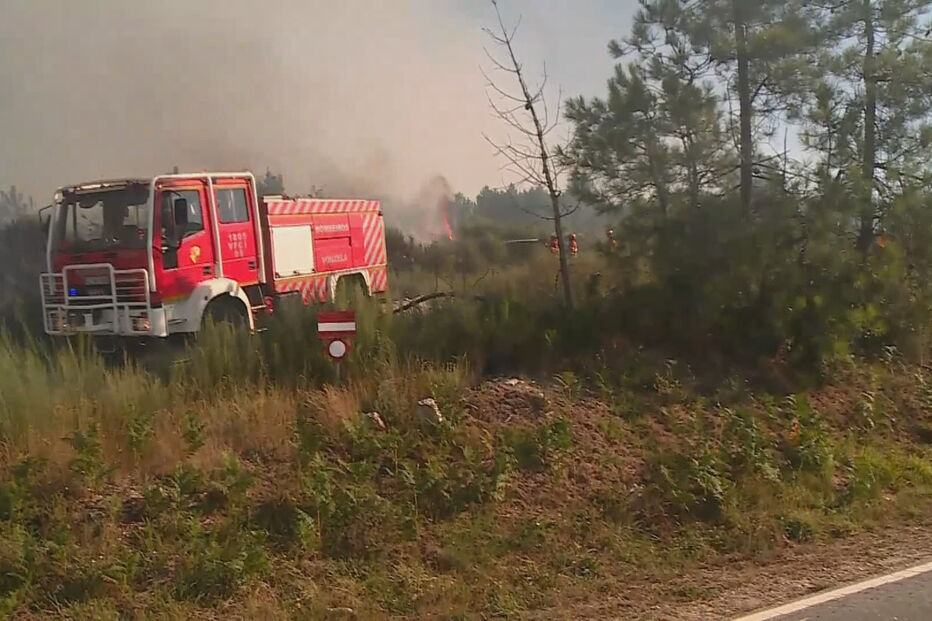 Mais de 300 bombeiros no combate às chamas em dois incêndios em Castro Daire