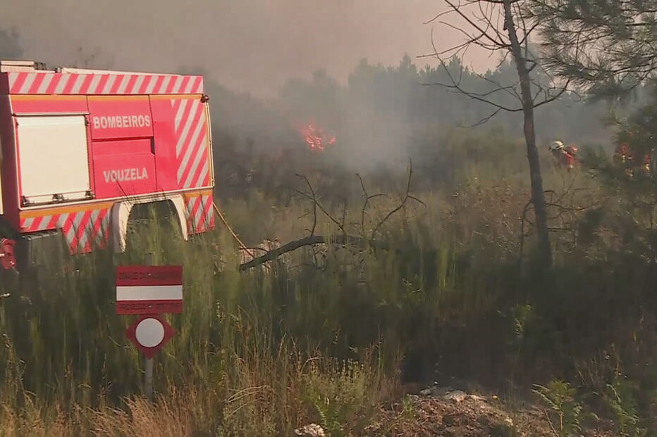 Mais de 300 bombeiros no combate às chamas em dois incêndios em Castro Daire