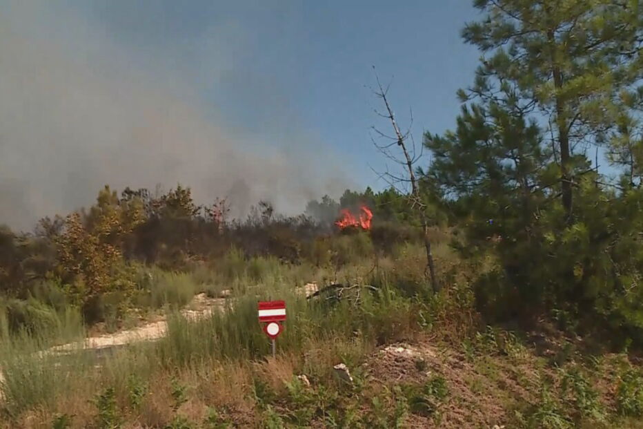 2019-09-08_12_46_48 Mais de 400 bombeiros no combate às chamas em dois incêndios em Castro Daire.jpg