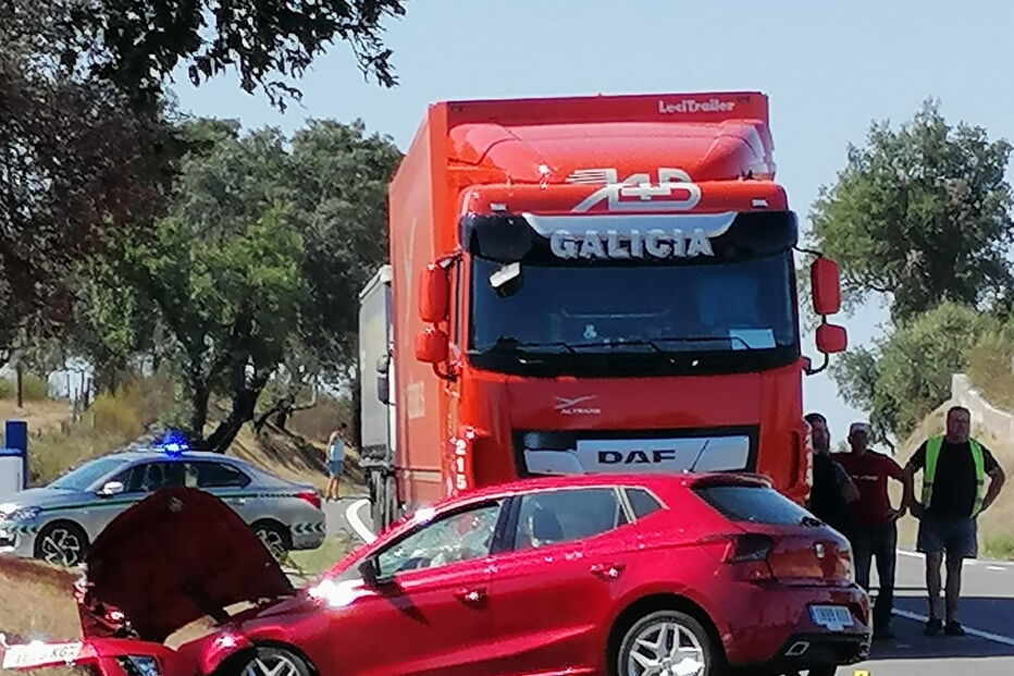 Colisão faz três feridos e corta trânsito no IP2 em Portalegre