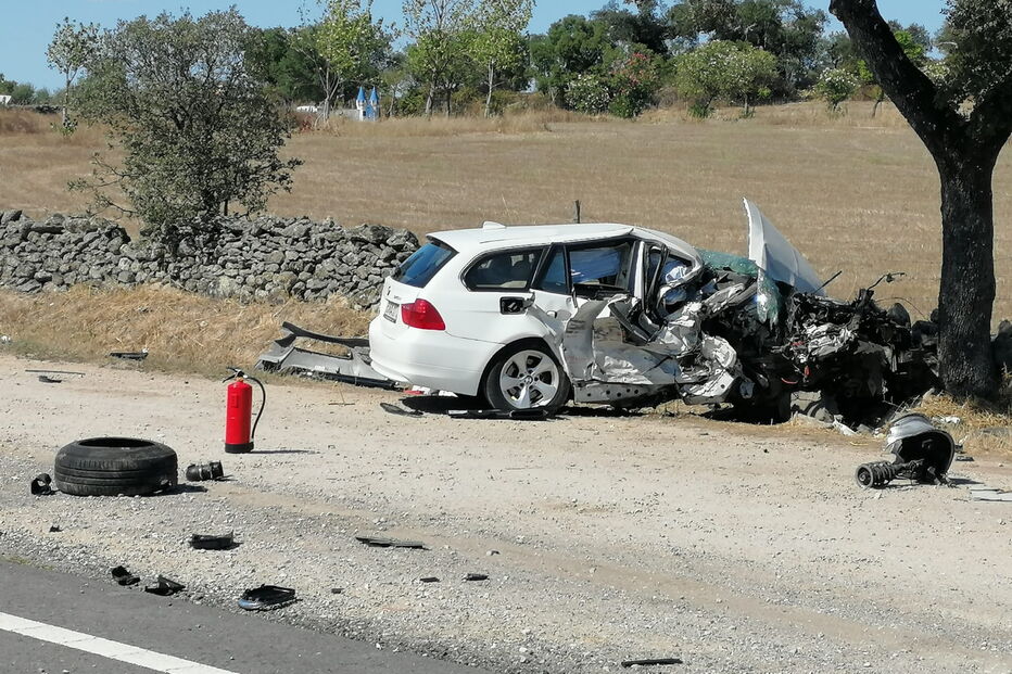 Colisão faz três feridos e corta trânsito no IP2 em Portalegre
