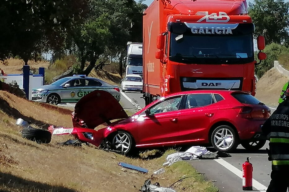 Colisão faz três feridos e corta trânsito no IP2 em Portalegre