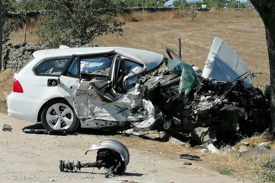 Colisão faz três feridos e corta trânsito no IP2 em Portalegre