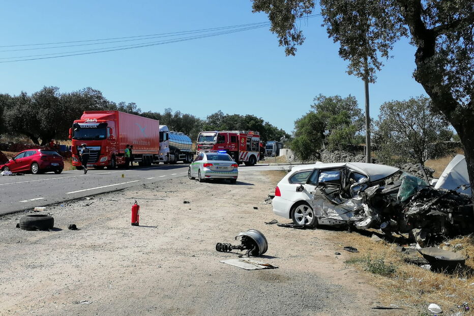 Colisão faz três feridos e corta trânsito no IP2 em Portalegre
