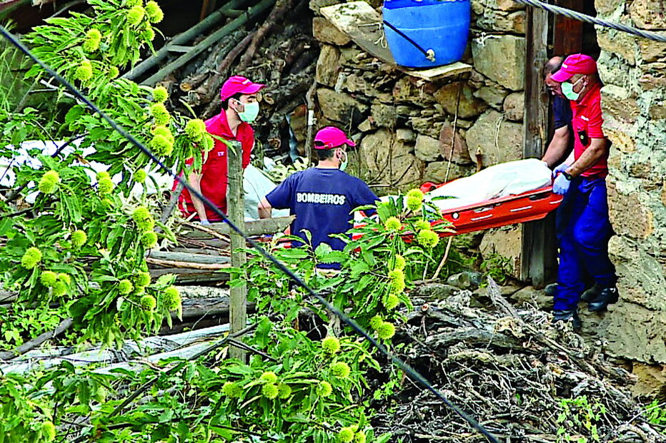 Corpo de António Novais foi removido do pequeno casebre pelos Bombeiros Voluntários Celoricenses  