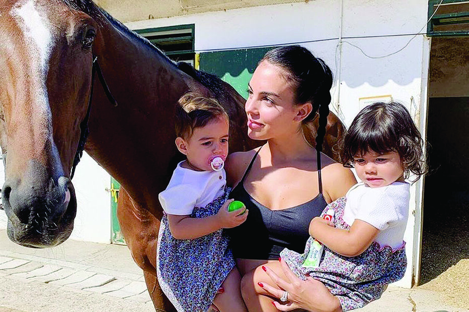 Gio com Alana e Eva ao colo 