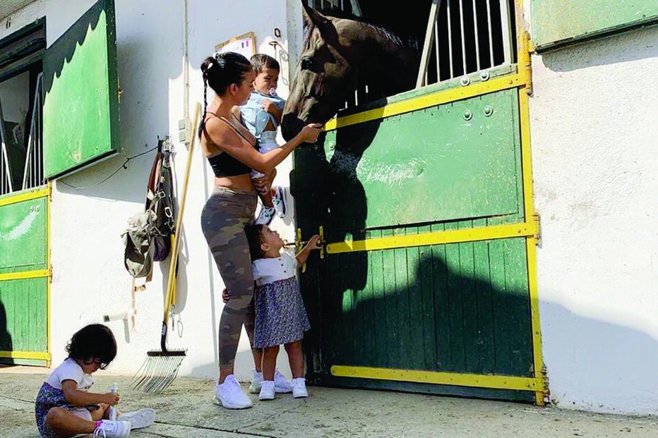 Alana Martina, Eva e Mateo mostram ternura por cavalos