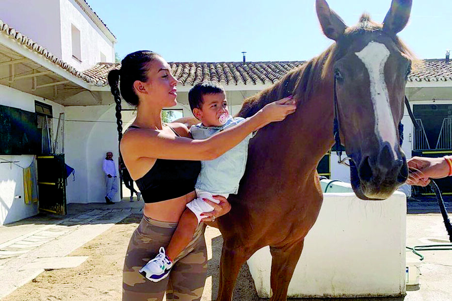 Georgina levou filhos de CR7 a um hipódromo