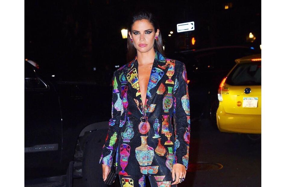 Sara Sampaio captou as atenções. A modelo elegeu um conjunto da marca Versace 