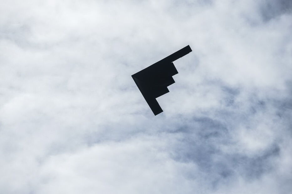 Bombardeiro furtivo B2 da Força Aérea dos EUA reabastece na base das Lajes