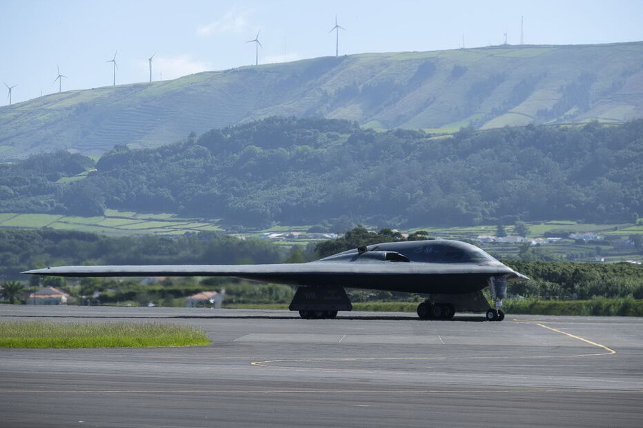 Bombardeiro furtivo B2 da Força Aérea dos EUA reabastece na base das Lajes