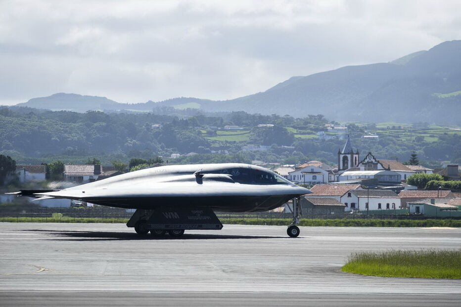 Bombardeiro furtivo B2 da Força Aérea dos EUA reabastece na base das Lajes