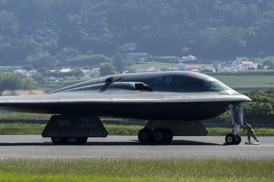 Bombardeiro furtivo B2 da Força Aérea dos EUA reabastece na base das Lajes