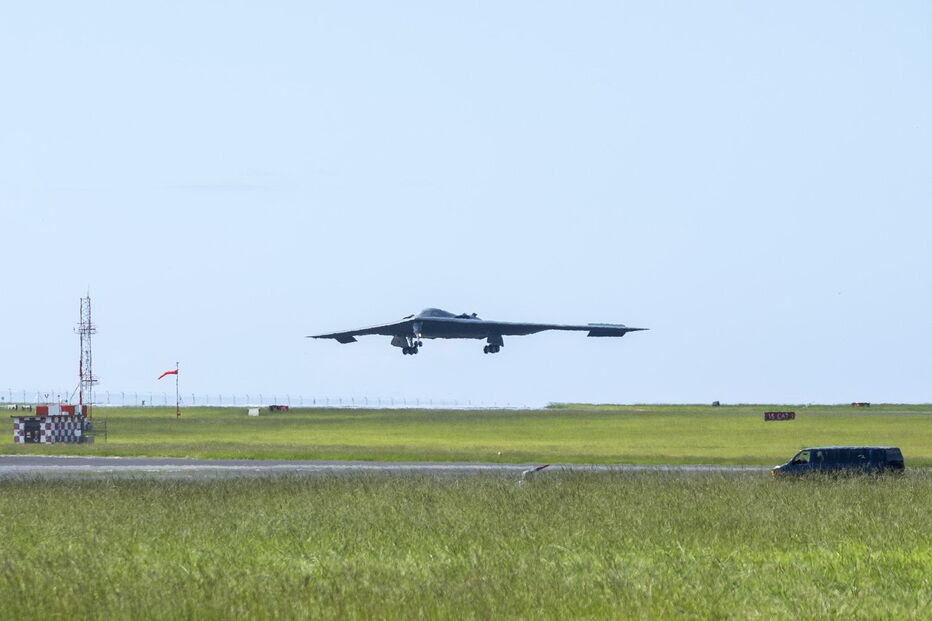 Bombardeiro furtivo B2 da Força Aérea dos EUA reabastece na base das Lajes