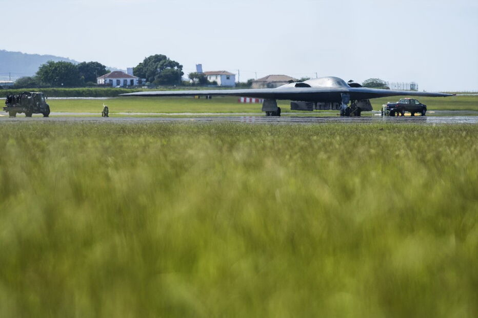 Bombardeiro furtivo B2 da Força Aérea dos EUA reabastece na base das Lajes