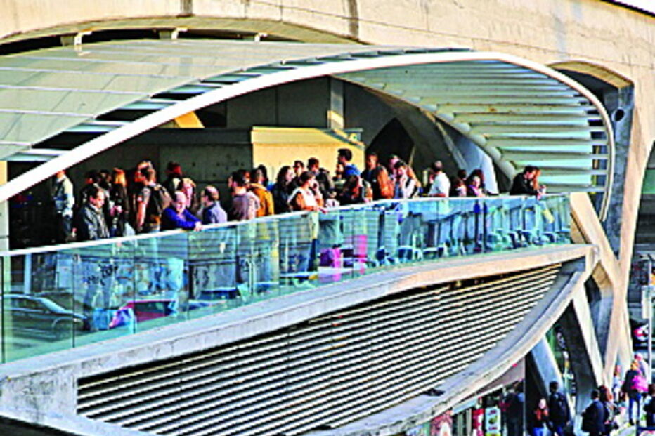 Americano saltou da varanda para o chão 