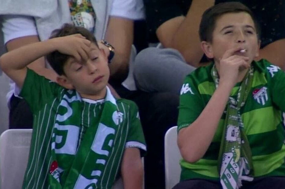 Vídeo de rapaz menor apanhado a fumar durante jogo de futebol torna-se viral