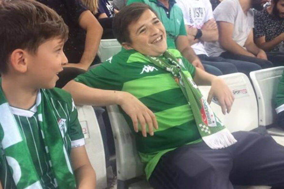 2019-09-10_13_14_07 Rapaz menor filmado a fumar durante jogo de futebol, afinal é um homem de 36 anos.JPG