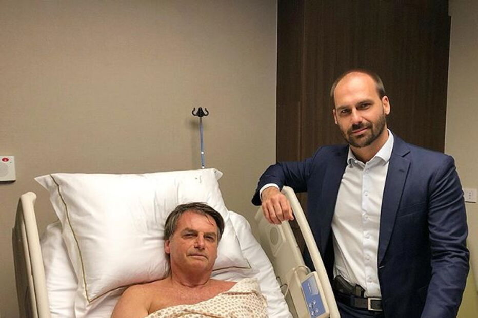 Jair Bolsonaro e Eduardo Bolsonaro, no hospital