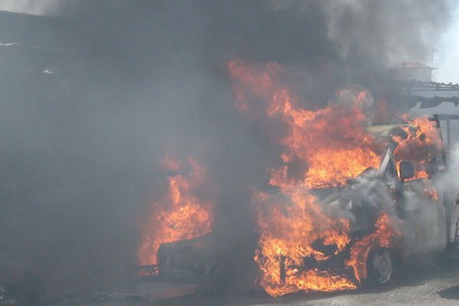 Incêndio em oficina de Tomar destrói vários carros 