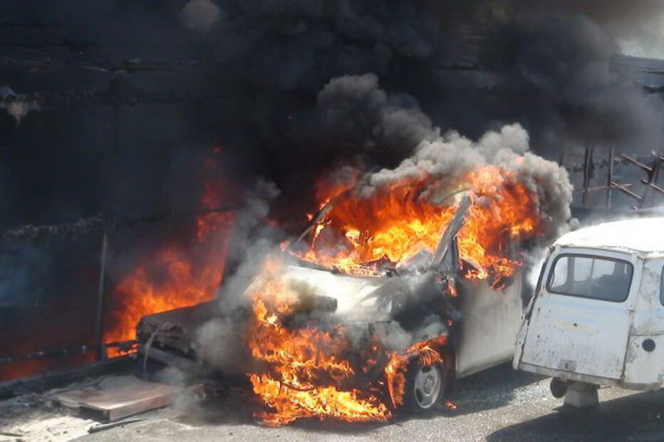 Incêndio em oficina de Tomar destrói vários carros 