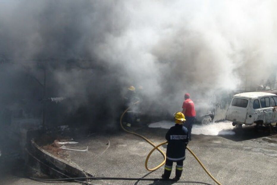 Incêndio em oficina de Tomar destrói vários carros 