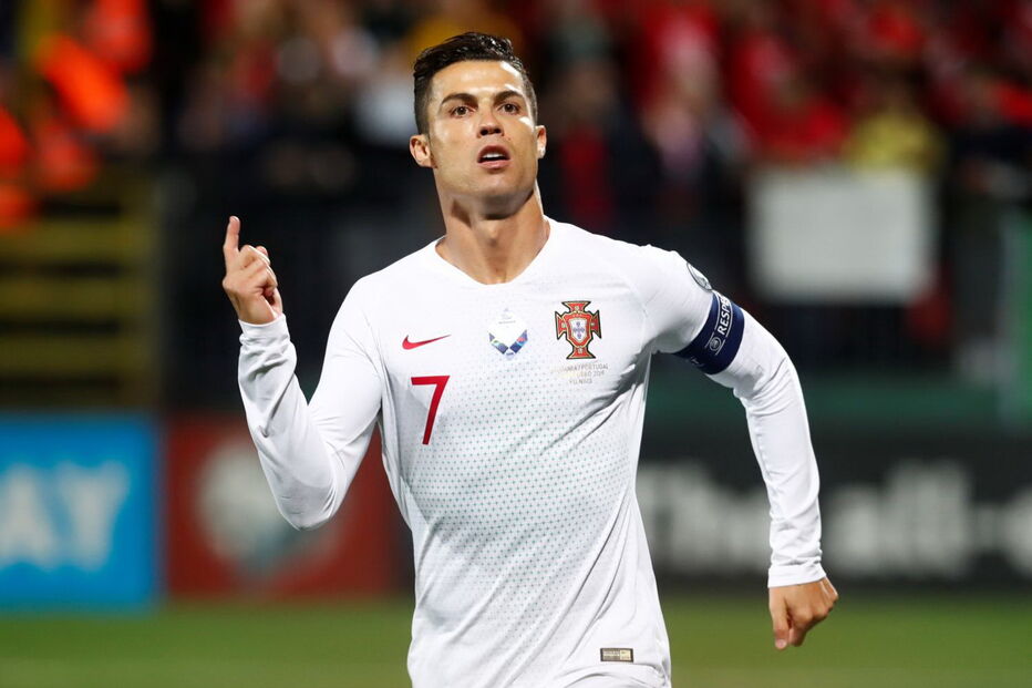 Ronaldo celebra o seu 90º golo pela seleção 