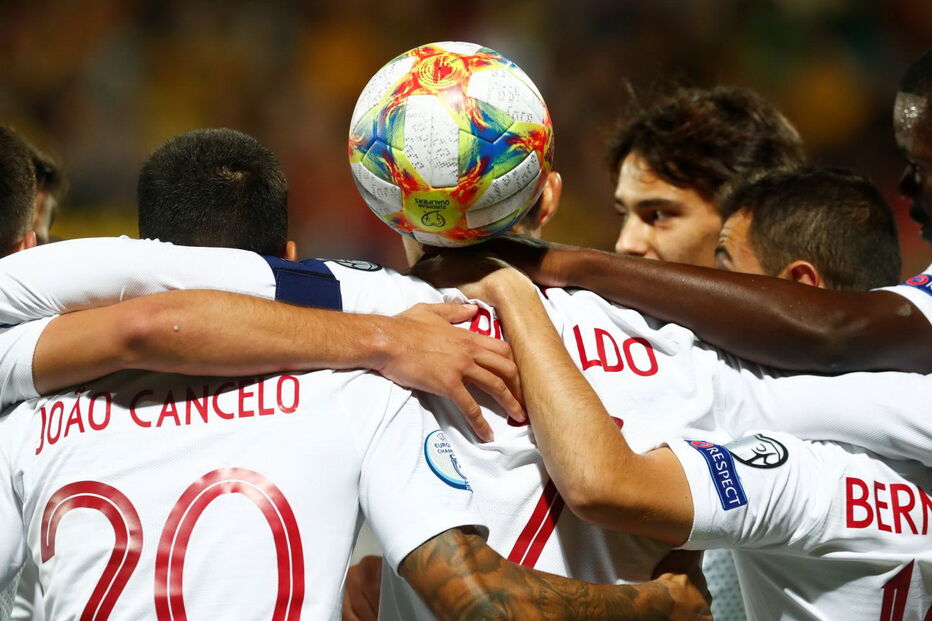 Seleção celebra golo na Lituânia