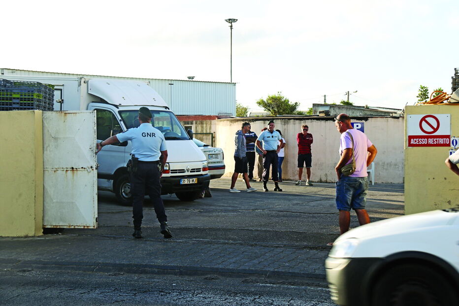 Homem encontrado morto amarrado a cadeira em fábrica de bolas de berlim em Loulé