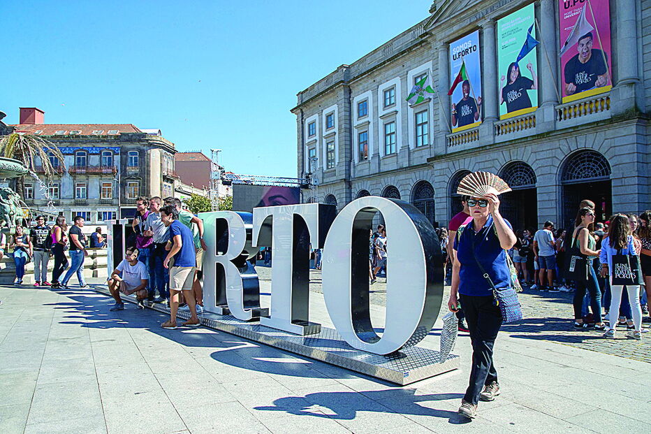 Praça Gomes Teixeira em frente à Reitoria da Universidade encheu-se de novos alunos para a festa de boas-vindas