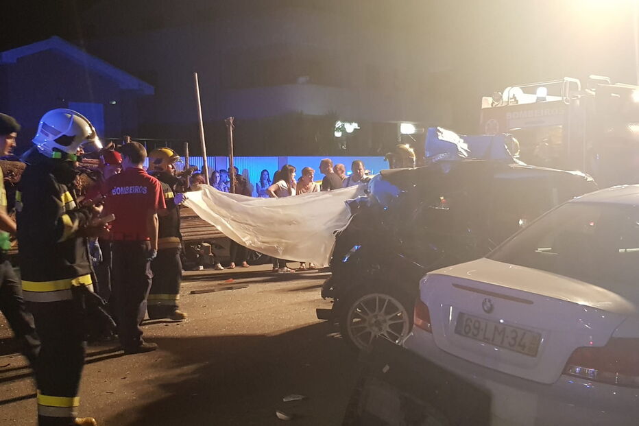 Três feridos em colisão entre carro e camião em Santa Maria da Feira