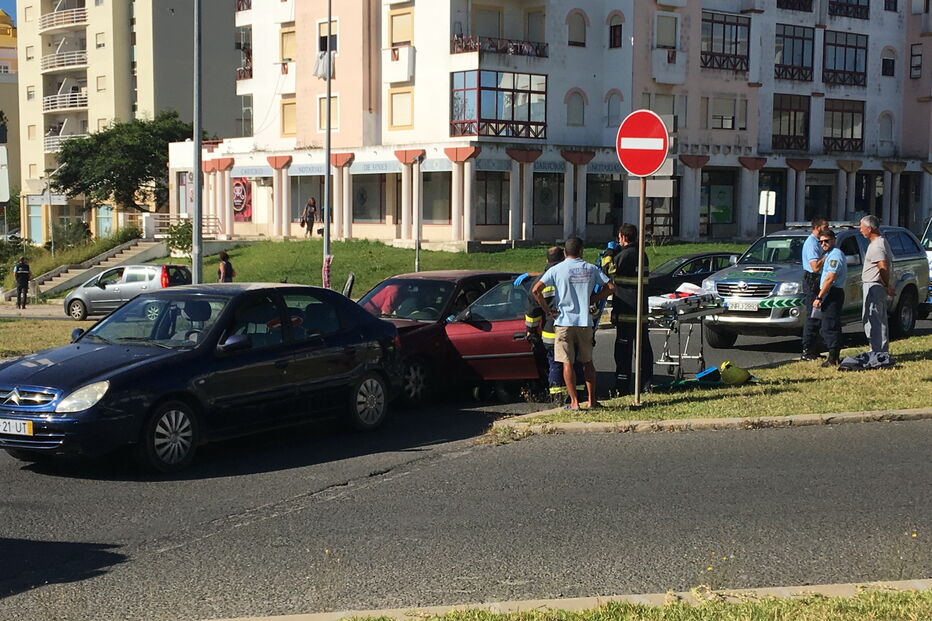 Colisão junto à antiga escola primária de Sines faz um ferido 