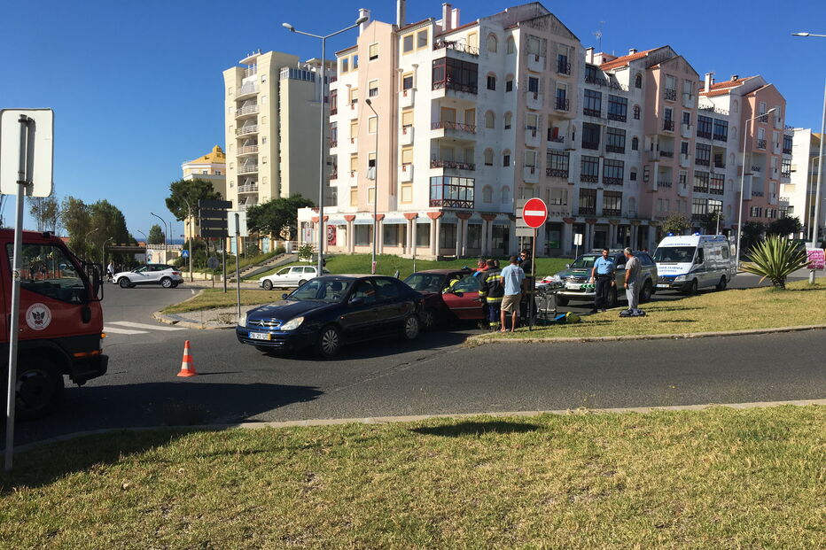 Colisão junto à antiga escola primária de Sines faz um ferido 