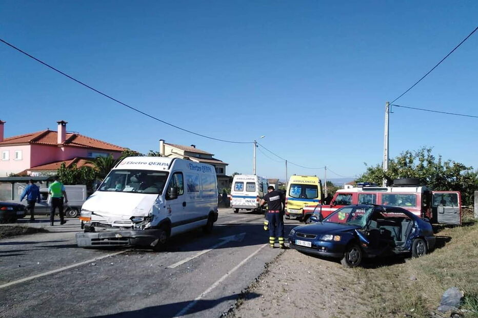 Mulher ferida em colisão entre carro e carrinha em Macedo de Cavaleiros