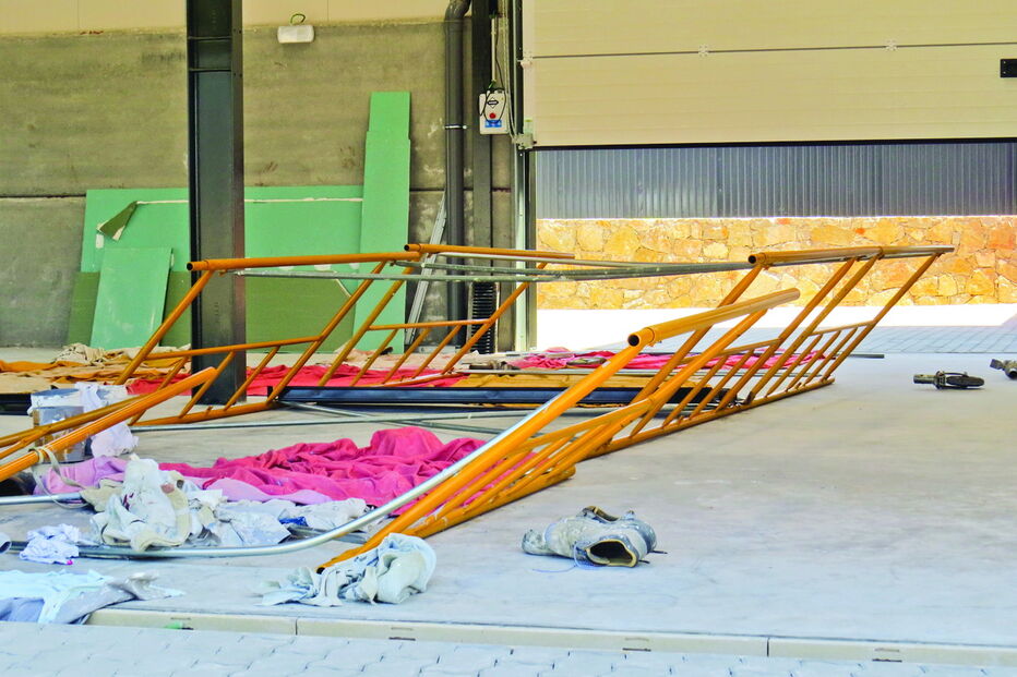 Trabalhadores ficam feridos em queda de andaime em Lagoa