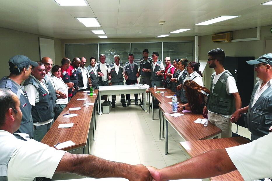 Funcionários dos CTT do Centro de Distribuição de Loulé estão em greve, exigindo a contratação de mais trabalhadores