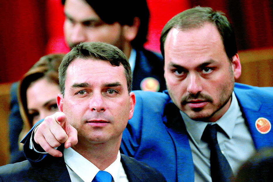 Carlos Bolsonaro é acusado do mesmo crime que o irmão, Flávio