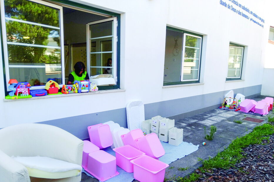 Materiais tiveram de ser retirados e as salas arejadas devido ao fumo