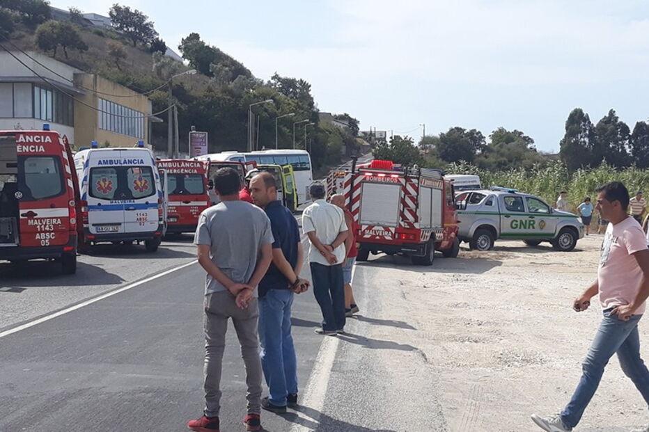Colisão entre carro e autocarro na Malveira, em Mafra
