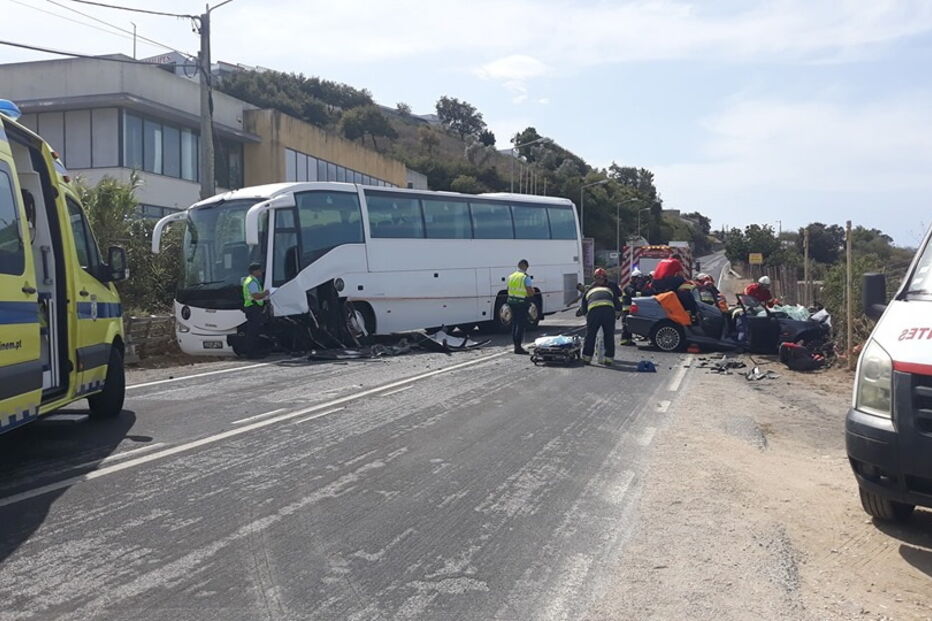 Colisão entre carro e autocarro na Malveira, em Mafra